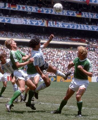 Diego Armando Maradona (Argentinien, Mitte) gegen Karl-Heinz Förster (li.) und Andreas Brehme (beide BR Deutschland) Fußball WM Herren Weltmeisterschaft 1986, Finale, Endspiel, Länderspiel, Nationalmannschaft, Nationalteam, Gruppe Estadio Azteca, Aztekenstadion Mexico-City Dynamik,