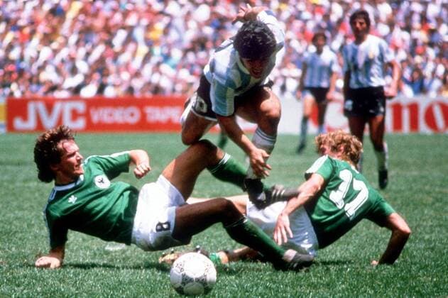 Diego Armando Maradona (Argentinien, Mitte) überläuft Lothar Matthäus (li.) und Ditmar Jakobs (beide BR Deutschland) Fußball WM Herren Weltmeisterschaft 1986, Finale, Endspiel, Länderspiel, Nationalmannschaft, Nationalteam, Gruppe Estadio Azteca, Aztekenstadion Mexico-City Dynamik, Kampf, Überlegenheit,