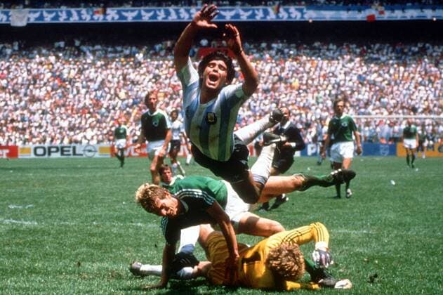 IMAGO Iconic Moments, Fußball Diego Armando Maradona (Argentinien) hebt theatralisch ab, dahinter Karl-Heinz Förster und Torwart Harald Schumacher (beide BR Deutschland) Fußball WM Herren Weltmeisterschaft 1986, Finale, Endspiel, Länderspiel, Nationalmannschaft, Nationalteam, Gruppe Estadio Azteca, Aztekenstadion Mexico-City Dynamik, Kampf,