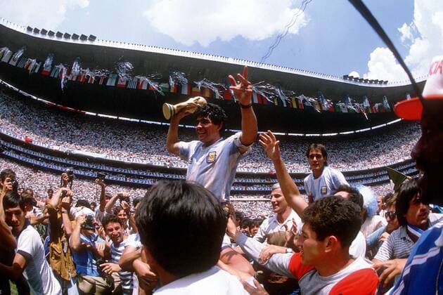 Diego Armando Maradona (Argentinien) wird mit dem Weltmeister-Pokal auf Schultern getragen Fußball WM Herren Weltmeisterschaft 1986, Finale, Endspiel, Länderspiel, Nationalmannschaft, Nationalteam, Totale Estadio Azteca, Aztekenstadion Mexico-City Glück, Freude, Begeisterung,