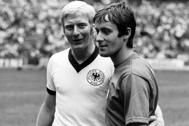 Karl Heinz Schnellinger (BR Deutschland, li.) mit seinem Vereinskollegen Roberto Rosato (Italien) Fußball WM Herren Weltmeisterschaft 1970, Halbfinale, Länderspiel, Nationalmannschaft, Nationalteam, Gruppe Mexico-City Harmonie, Kameradschaft