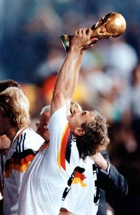 Siegerehrung - Rudi Völler (BR Deutschland) mit dem Weltmeister-Pokal Fußball WM Herren Weltmeisterschaft 1990, Finale, Endspiel, Länderspiel, Nationalmannschaft, Nationalteam, Einzelbild Stadio Olimpico, Olympiastadion Rom Glück, Freude, Begeisterung,