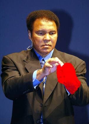 Ex-Boxer Mohammad Ali (USA) versucht sich bei der Deutschland-Premiere des Kinofilms Ali als Zauberer Boxen Herren Filmpremiere 2002, Deutschlandpremiere, Boxsport, Profiboxen, Boxprofi, Boxprofis, Profi, Profis Einzelbild ErdgasArena Riesa