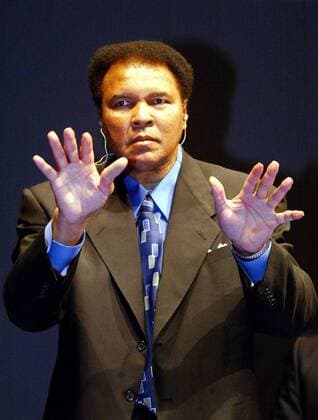 Ex-Boxer Mohammad Ali (USA) versucht sich bei der Deutschland-Premiere des Kinofilms Ali als Zauberer - das Tuch ist verschwunden, die Hände leer Boxen Herren Filmpremiere 2002, Deutschlandpremiere, Boxsport, Profiboxen, Boxprofi, Boxprofis, Profi, Profis Einzelbild ErdgasArena Riesa Leere,