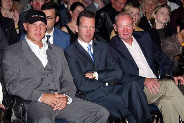 Die Ex-Boxer Axel Schulz (li.), Henry Maske (Mitte) und deren Trainer Manfred Wolke (alle Deutschland) zu Gast bei der Deutschland-Premiere des Kinofilms Ali in Riesa Boxen Herren Filmpremiere 2002, Deutschlandpremiere, Boxsport, Profiboxen, Boxprofi, Boxprofis, Profi, Profis Gruppe ErdgasArena Riesa