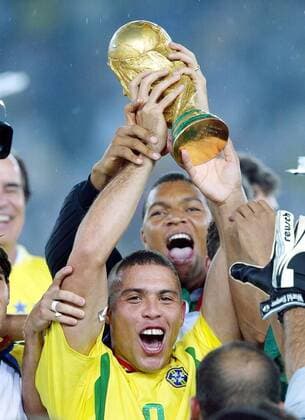 Ronaldo (Brasilien) präsentiert stolz den Pokal Fußball WM Herren Weltmeisterschaft 2002, Länderspiel, Finale, Endspiel, Nationalmannschaft, Nationalteam, Vdig Einzelbild International Stadium Yokohama Freude, Begeisterung,