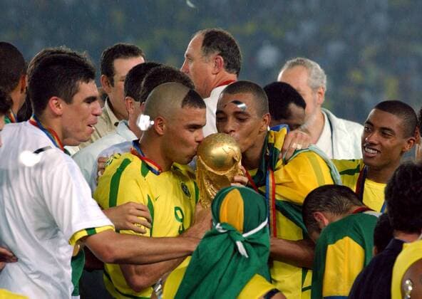 Weltmeister Brasilien, Ronaldo und Gilberto Silva küssen die Trophäe, re.: Kleberson, li.: Lucio (alle Brasilien) Fußball WM Herren Weltmeisterschaft 2002, Länderspiel, Finale, Endspiel, Nationalmannschaft, Nationalteam, Vdig Gruppe International Stadium Yokohama Freude, Begeisterung,