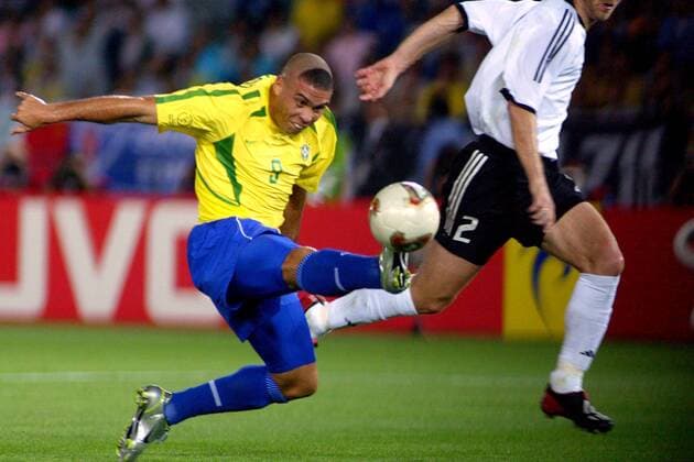 Ronaldo (Brasilien) am Ball Fußball WM Herren Weltmeisterschaft 2002, Länderspiel, Finale, Endspiel, Nationalmannschaft, Nationalteam Einzelbild International Stadium Yokohama Dynamik,  