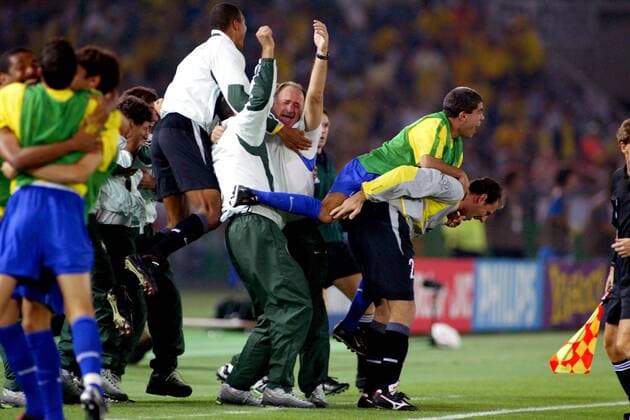 Nationaltrainer Luiz Felipe Scolari (Brasilien, Mitte) - Schlußjubel Fußball WM Herren Weltmeisterschaft 2002, Länderspiel, Finale, Endspiel, Nationalmannschaft, Nationalteam, Weltmeister Gruppe International Stadium Yokohama Freude, Begeisterung,  