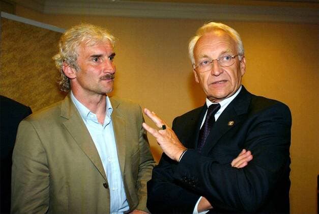 Teamchef Rudi Völler (li.) im Gespräch mit Union-Kanzlerkandidat Edmund Stoiber (CSU, beide Deutschland) Fußball WM Herren Weltmeisterschaft 2002, Nationalmannschaft, Nationalteam, Finale, Endspiel, Bankett, Empfang, Vdig Gruppe Yokohama