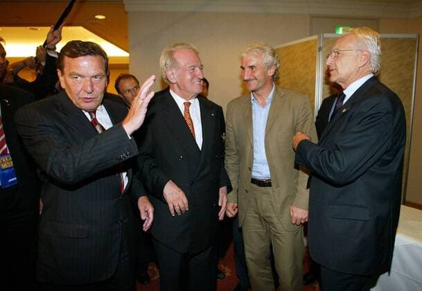 V.li.: Bundeskanzler Gerhard Schröder, Bundespräsident Johannes Rau (beide SPD), Teamchef Rudi Völler und Union-Kanzlerkandidat Edmund Stoiber (CSU, alle Deutschland) im Gespräch Fußball WM Herren Weltmeisterschaft 2002, Nationalmannschaft, Nationalteam, Finale, Endspiel, Bankett, Empfang, Vdig Gruppe Yokohama