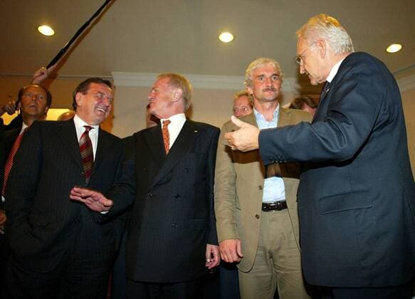 Union-Kanzlerkandidat Edmund Stoiber (CSU, re.) und Teamchef Rudi Völler im Gespräch, li.: Bundeskanzler Gerhard Schröder und Bundespräsident Johannes Rau (beide SPD, alle Deutschland) Fußball WM Herren Weltmeisterschaft 2002, Nationalmannschaft, Nationalteam, Finale, Endspiel, Bankett, Empfang, Vdig Gruppe Yokohama