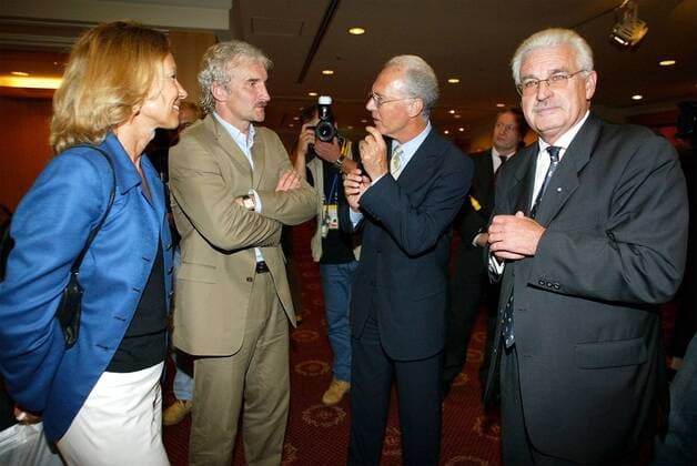 Teamchef Rudi Völler (2.v.li.) im Gespräch mit DFB-Vizepräsident Franz Beckenbauer (2.v.re.), li.: Ehefrau Sybille Beckenbauer, re.: Fedor Radmann, Vizepräsident im Organisationskomitee der Weltmeisterschaft 2006 (alle Deutschland) Fußball WM Herren Weltmeisterschaft 2002, Nationalmannschaft, Nationalteam, Finale, Endspiel, Bankett, Empfang, Vdig Gruppe Yokohama
