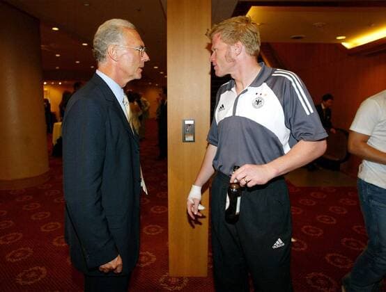 Torwart Oliver Kahn (re.) im Gespräch mit DFB-Vizepräsident Franz Beckenbauer (beide Deutschland) Fußball WM Herren Weltmeisterschaft 2002, Nationalmannschaft, Nationalteam, Finale, Endspiel, Bankett, Empfang, Vdig Gruppe Yokohama