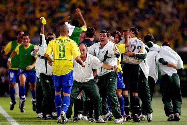 Nationaltrainer Luiz Felipe Scolari (Mitte) breitet die Arme für Ronaldo aus (alle Brasilien) Fußball WM Herren Weltmeisterschaft 2002, Länderspiel, Finale, Endspiel, Nationalmannschaft, Nationalteam Totale International Stadium Yokohama, Fußballlegende, Fußballlegenden Freude, Begeisterung,  