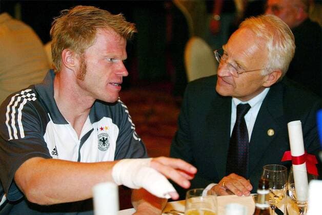 Torwart Oliver Kahn (li.) im Gespräch mit Union-Kanzlerkandidat Edmund Stoiber (CSU beide Deutschland) Fußball WM Herren Weltmeisterschaft 2002, Nationalmannschaft, Nationalteam, Finale, Endspiel, Bankett, Empfang, Vdig Gruppe Yokohama