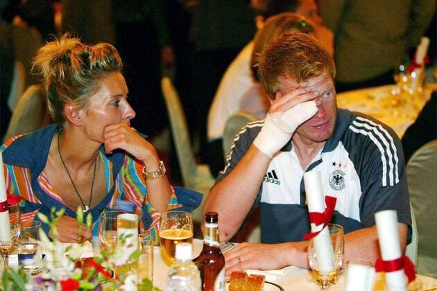Torwart Oliver Kahn (re.) mit Ehefrau Simone (beide Deutschland) Fußball WM Herren Weltmeisterschaft 2002, Nationalmannschaft, Nationalteam, Finale, Endspiel, Bankett, Empfang, Vdig Gruppe Yokohama Enttäuschung,