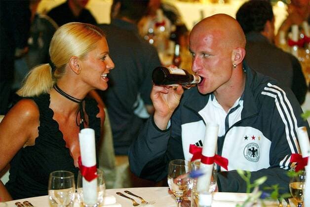 Carsten Jancker (re.) kokettiert mit Ehefrau Natascha (beide Deutschland) Fußball WM Herren Weltmeisterschaft 2002, Nationalmannschaft, Nationalteam, Finale, Endspiel, Bankett, Empfang, Vdig Gruppe Yokohama
