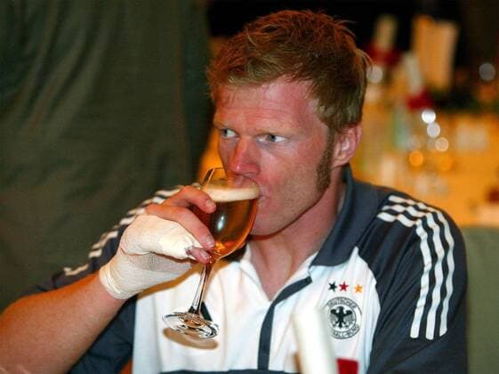 Torwart Oliver Kahn (Deutschland) trinkt ein Bier Fußball WM Herren Weltmeisterschaft 2002, Nationalmannschaft, Nationalteam, Finale, Endspiel, Bankett, Empfang, Vdig Einzelbild Yokohama