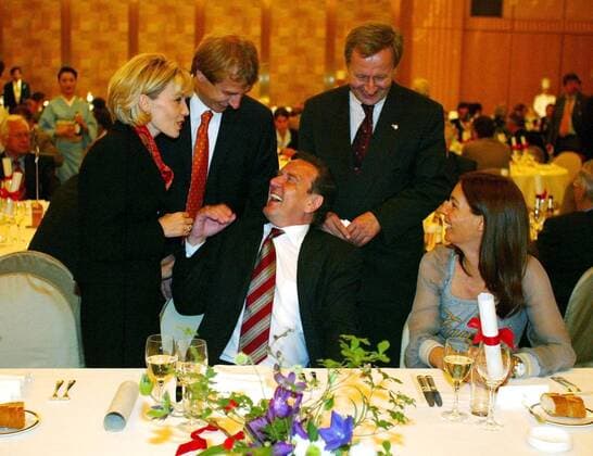 Bundeskanzler Gerhard Schröder (SPD, Mitte) im Gespräch mit ZDF-Fußballexperte Jürgen Klinsmann (2.v.li.) seine Gattin Doris Schröder-Köpf (li.) und Sabrina Völler, Ehefrau von Rudi Völler (re., alle Deutschland) Fußball WM Herren Weltmeisterschaft 2002, Nationalmannschaft, Nationalteam, Finale, Endspiel, Bankett, Empfang, Vdig Gruppe Yokohama Freude,
