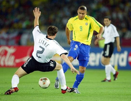 Ronaldo (Brasilien, re.) gegen Thomas Linke (Deutschland) Fußball WM Herren Weltmeisterschaft 2002, Länderspiel Finale, Endspiel, Nationalmannschaft, Nationalteam Gruppe International Stadium Yokohama Dynamik, Überlegenheit,