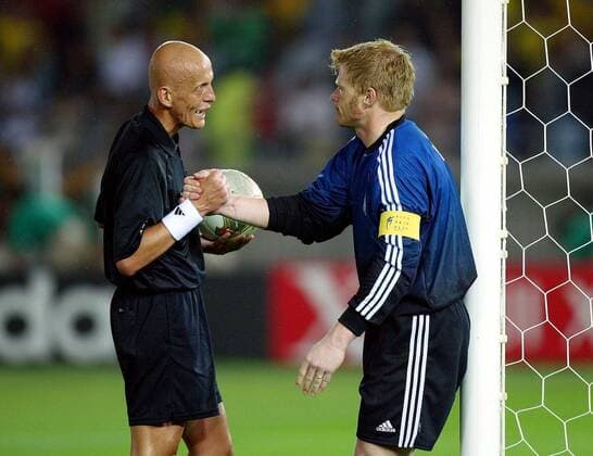 Schiedsrichter Pierluigi Collina (Italien) tröstet Torwart Oliver Kahn (Deutschland) Fußball WM Herren Weltmeisterschaft 2002, Länderspiel, Finale, Endspiel, Nationalmannschaft, Nationalteam Gruppe International Stadium Yokohama Enttäuschung,
