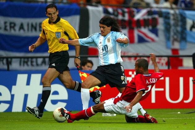 Ariel Ortega (Argentinien, oben) gegen Ashley Cole (England) Fußball WM Herren Weltmeisterschaft 2002, Länderspiel, Gruppenspiel, Gruppe F, Nationalmannschaft, Nationalteam Gruppe Sapporo Dome Sapporo Dynamik,