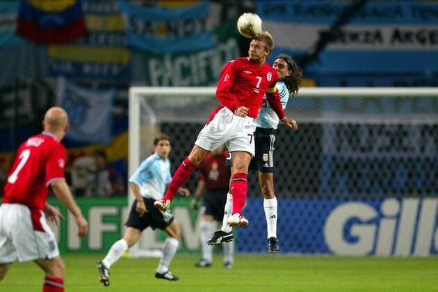David Beckham (England, vorn) - Kopfball, dahinter Juan Pablo Sorin (Argentinien) Fußball WM Herren Weltmeisterschaft 2002, Länderspiel, Gruppenspiel, Gruppe F, Nationalmannschaft, Nationalteam Gruppe Sapporo Dome Sapporo Dynamik, Kampf, Höhe,