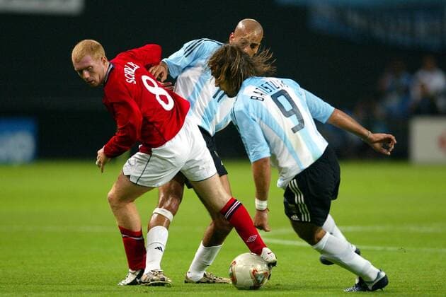 Paul Scholes (England, li.) gegen Juan Sebastian Veron (Mitte) und Gabriel Omar Batistuta (beide Argentinien) Fußball WM Herren Weltmeisterschaft 2002, Länderspiel, Gruppenspiel, Gruppe F, Nationalmannschaft, Nationalteam Gruppe Sapporo Dome Sapporo