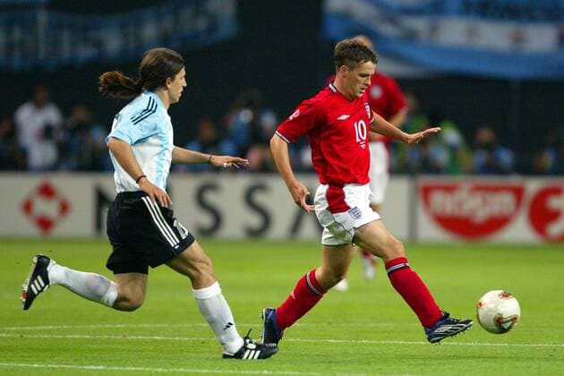 Michael Owen (England, re.) am Ball, daneben Diego Rodolfo Placente (Argentinien) Fußball WM Herren Weltmeisterschaft 2002, Länderspiel, Gruppenspiel, Gruppe F, Nationalmannschaft, Nationalteam Gruppe Sapporo Dome Sapporo Dynamik,