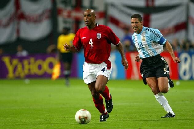 Trevor Sinclair (England) am Ball, daneben Diego Simeone (Argentinien) verbissen Fußball WM Herren Weltmeisterschaft 2002, Länderspiel, Gruppenspiel, Gruppe F, Nationalmannschaft, Nationalteam Gruppe Sapporo Dome Sapporo
