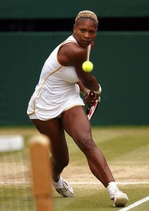 Serena Williams (USA) - beidhändige Rückhand Tennis Damen All England Championships 2002, Grand Slam, WTA-Tour, Rasen, Rasenplatz, Rasentennis, Rasenturnier Einzelbild Wimbledon, Finale, Endspiel London Dynamik,