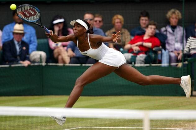 Venus Williams (USA) - Vorhand Tennis Damen All England Championships 2002, Grand Slam, WTA-Tour, Rasen, Rasenplatz, Rasentennis, Rasenturnier Einzelbild Wimbledon, Finale, Endspiel London Dynamik,