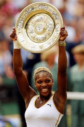 Serena Williams (USA) präsentiert stolz ihre Trophäe Tennis Damen All England Championships 2002, Grand Slam, WTA-Tour, Rasen, Rasenplatz, Rasentennis, Rasenturnier Einzelbild Wimbledon, Finale, Endspiel London Glück Freude,