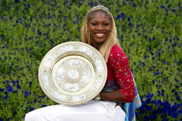 Serena Williams (USA) präsentiert stolz ihre Trophäe Tennis Damen All England Championships 2002, Grand Slam, WTA-Tour, Rasen, Rasenplatz, Rasentennis, Rasenturnier Einzelbild Wimbledon London Freude,