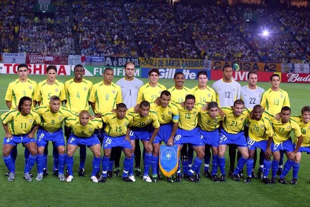 Mannschaftsfoto Brasilien mit Ersatzspielern, hinten v.li.: Lucio, Edmilson, Roque Junior, Gilberto Silva, Torwart Marcos, Kaka, Vampeta, Anderson Polga, Torhüter Dida, Keeper Rogerio Ceni, Belletti; vorn v.li.: Ronaldinho Gaucho, Ronaldo, ... Fußball WM Herren Weltmeisterschaft 2002, Länderspiel, Finale, Endspiel, Nationalmannschaft, Nationalteam, Vdig, quer, Totale International Stadium Yokohama