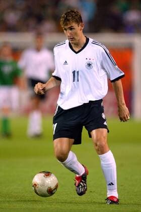Miroslav Klose (Deutschland) am Ball Fußball WM Herren Weltmeisterschaft 2002, Länderspiel, Gruppenspiel, Gruppe E, Nationalmannschaft, Nationalteam, Vdig Einzelbild Kashima Stadium Ibaraki