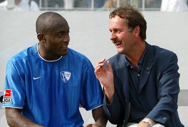 Trainer Peter Neururer (re.) im Gespräch mit Neuzugang Raymond Kalla (beide Bochum) Fußball 1. BL Herren Saisonvorbereitung 2002 2003, Münster - VfL Bochum 1:3, Test, Testspiel, Sommerpause Gruppe Preußenstadion Münster Harmonie