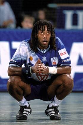 Jackson Richardson (San Antonio) nachdenklich Handball EM Herren 6. Club-Europameisterschaft 2001, Vereinsmannschaften, Vereinseuropameisterschaft, Finale, Endspiel, Einzelbild Ostseehalle Kiel Nachdenklichkeit,