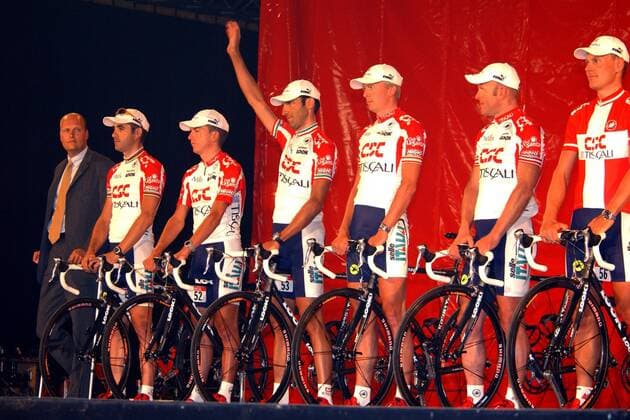 Mannschaftsbild CSC Tiscali v. li.: Sportlicher Leiter Bjarne Riis (Dänemark), Laurent Jalabert (Frankreich), Tyler Hamilton (USA), Andrea Peron (Italien), Jakob Piil (Dänemark), Arvis Piziks (Lettland) und Michael Sandstodt (Dänemark) Radsport Herren Tour de France 2002, Radrennsport, Straßenradsport, Straßenradrennsport, Radrennen Gruppe Luxemburg