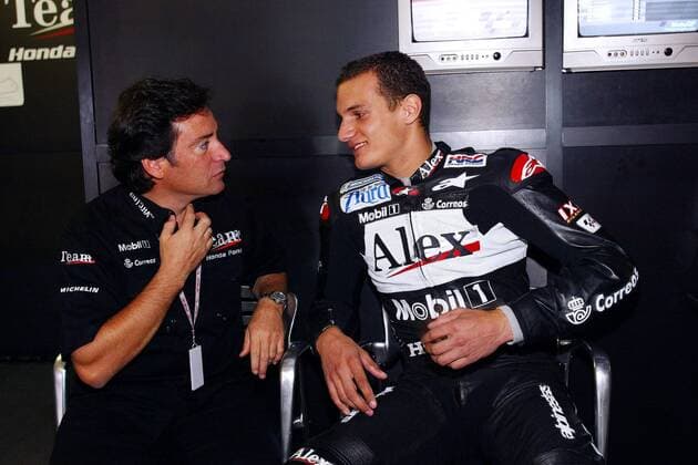 Ersatzfahrer Alexander Hofmann (re., Deutschland) im Gespräch mit Teamchef Alfonso Sito Pons (Spanien beide Honda-Pons) Motorsport WM Herren Weltmeisterschaft 2002, Motorrad, Motorradrennen, Motorradrennsport, Motorradsport Gruppe Donington Park Donington