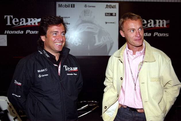 Ralf Waldmann (re., Deutschland Aprilia 250er) besucht Teamchef Alfonso Sito Pons (Spanien Honda-Pons) Motorsport WM Herren Weltmeisterschaft 2002, Motorrad, Motorradrennen, Motorradrennsport, Motorradsport Gruppe Donington Park Donington