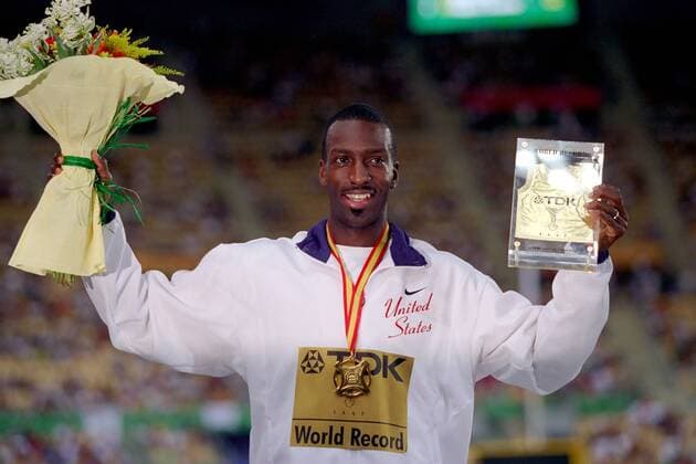 Sieger Michael Johnson (USA) präsentiert stolz Goldmedaille und eine Auszeichnung für seinen in Sevilla gelaufenen Weltrekord Leichtathletik WM Herren Weltmeisterschaft 1999, Nationalmannschaft, Nationalteam Einzelbild Olympiastadion Sevilla Freude,