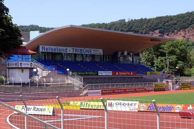 Fußball, Stadiongeschichte Eintracht Trier Das Moselstadion in Trier Fußball 2. BL Herren Saison 2002 2003, Eintracht Trier, Totale Trier Leere