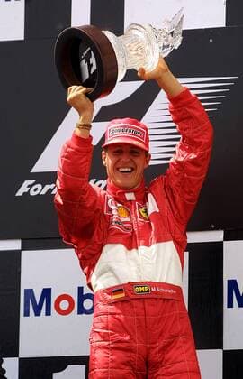 Sieger und vorzeitiger Weltmeister Michael Schumacher (Deutschland Ferrari) präsentiert stolz den Pokal Motorsport Grand Prix Herren Großer Preis von Frankreich 2002, Formel 1 Weltmeisterschaft, F1, F, GP, WM Einzelbild Circuit de Nevers Magny Cours Begeisterung, Freude,