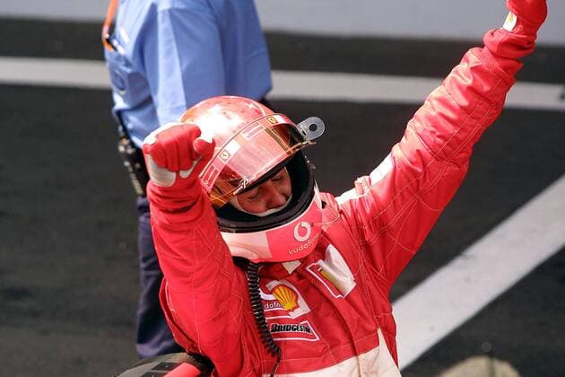 Sieger und vorzeitiger Weltmeister Michael Schumacher (Deutschland Ferrari) im Siegestaumel Motorsport Grand Prix Herren Großer Preis von Frankreich 2002, Formel 1 Weltmeisterschaft, F1, F, GP, WM Einzelbild Circuit de Nevers Magny Cours Glück, Freude,