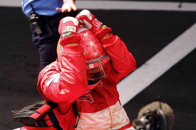 Sieger und vorzeitiger Weltmeister Michael Schumacher (Deutschland Ferrari) im Siegestaumel Motorsport Grand Prix Herren Großer Preis von Frankreich 2002, Formel 1 Weltmeisterschaft, F1, F, GP, WM Einzelbild Circuit de Nevers Magny Cours Glück, Freude,