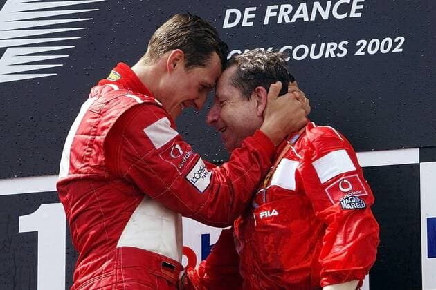 Sieger und vorzeitiger Weltmeister Michael Schumacher (li., Deutschland) und Teamchef Jean Todt (Frankreich beide Ferrari) - Siegesjubel Motorsport Grand Prix Herren Großer Preis von Frankreich 2002, Formel 1 Weltmeisterschaft, F1, F, GP, WM, Vdig Gruppe Circuit de Nevers Magny Cours Glück Freude,