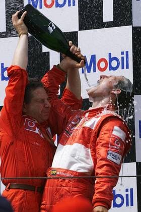 Sieger und vorzeitiger Weltmeister Michael Schumacher (re., Deutschland) und Teamchef Jean Todt (Frankreich beide Ferrari) - Sektdusche Motorsport Grand Prix Herren Großer Preis von Frankreich 2002, Formel 1 Weltmeisterschaft, F1, F, GP, WM, Vdig Gruppe Circuit de Nevers Magny Cours Freude, Begeisterung,