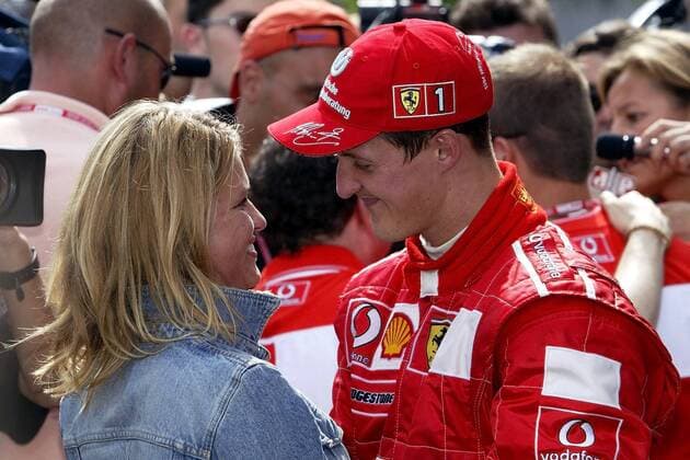 Michael Schumacher (Deutschland Ferrari) und Ehefrau Corinna schauen sich tief und glücklich in Augen Motorsport Grand Prix Herren Großer Preis von Frankreich 2002, Formel 1 Weltmeisterschaft, F1, F, GP, WM, Vdig Gruppe Circuit de Nevers Magny Cours Romantik, Glück Freude,